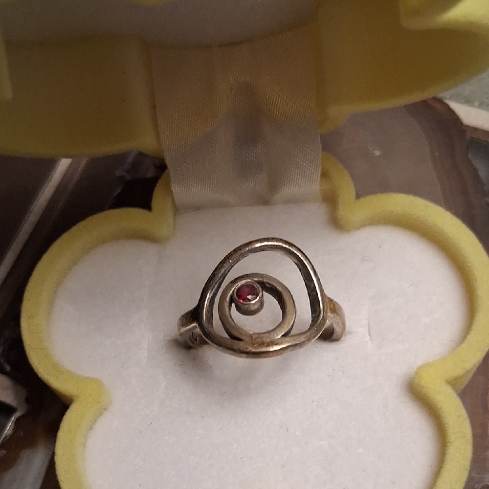 Vintage Elegant Silver Ring with Red Gemstone-Marroon - Picture 2 of 8